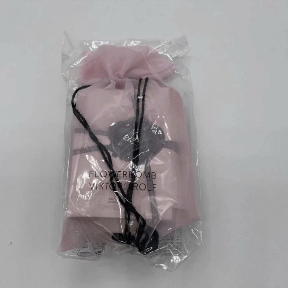 Viktor & Rolf Light Pink Cosmetic Drawstring .Lotions + perfume sample + bag. - Picture 1 of 6